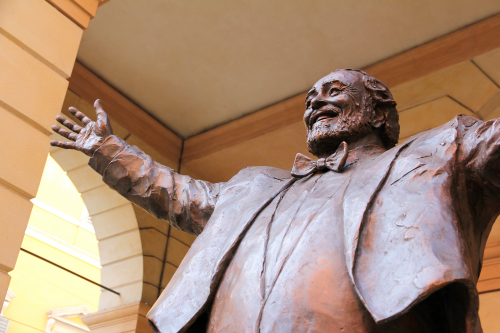 Modena statua Pavarotti